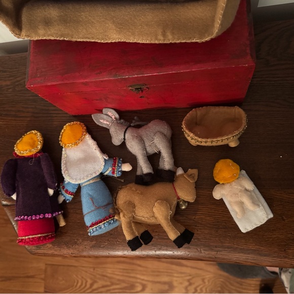 Bucilla Felt Nativity handmade - Picture 11 of 12